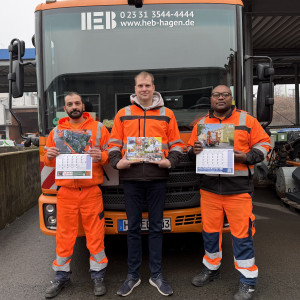 Kadir, Carsten und René vom Team der Müllabfuhr mit dem neuen Kalender vergrössern
